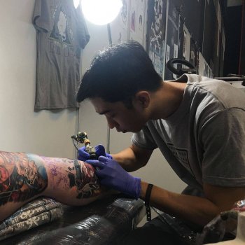 Aaron Olaguivel (Omom Tattoo)
